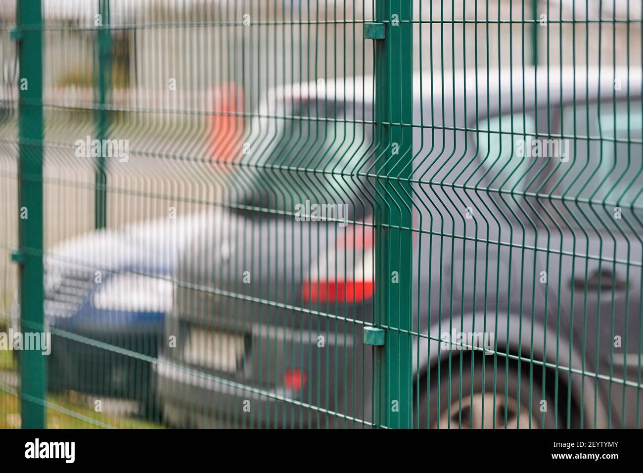 Parcheggio recintato con sicurezza. Territorio sorvegliato di parcheggio a pagamento orario. Sfondo delle auto sfocato Foto Stock