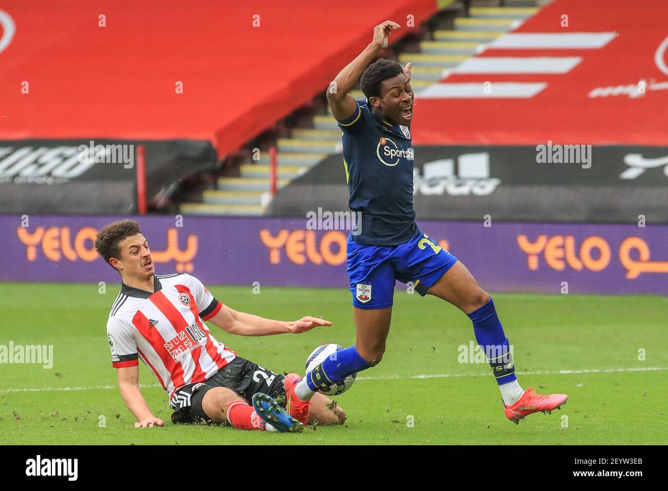 Sheffield, Regno Unito. 06 marzo 2021. 22 di Sheffield United fa scendere Nathan Tella n. 23 di Southampton nella zona, l'arbitro Paul Tierney premia una sanzione di Southampton a Sheffield, Regno Unito, il 3/6/2021. (Foto di Mark Cosgrove/News Images/Sipa USA) Credit: Sipa USA/Alamy Live News Foto Stock