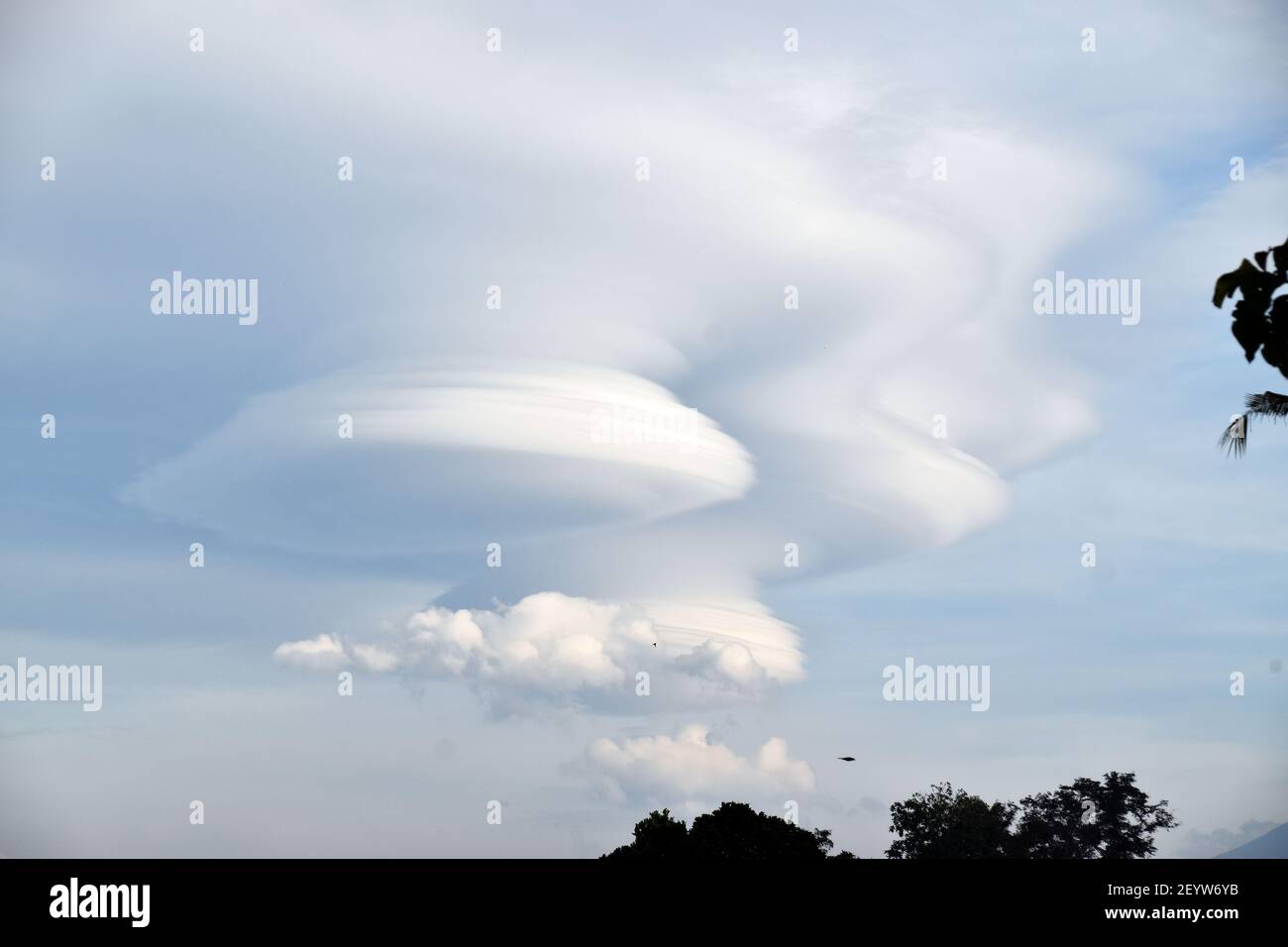 Nuvole lenticolari al mattino a Giava, Indonesia Foto Stock