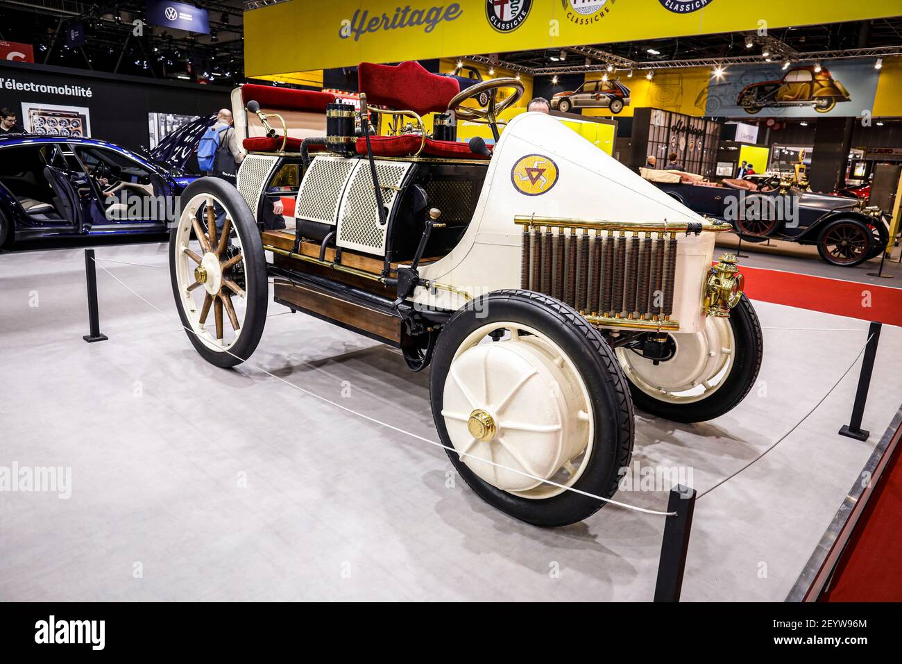 Stand Porsche durante la mostra di auto Retromobile al Paris Expo Porte de Versailles, dal 5 al 9 febbraio 2020 a Parigi, Francia - Foto Francois Flamand / DPPI Foto Stock