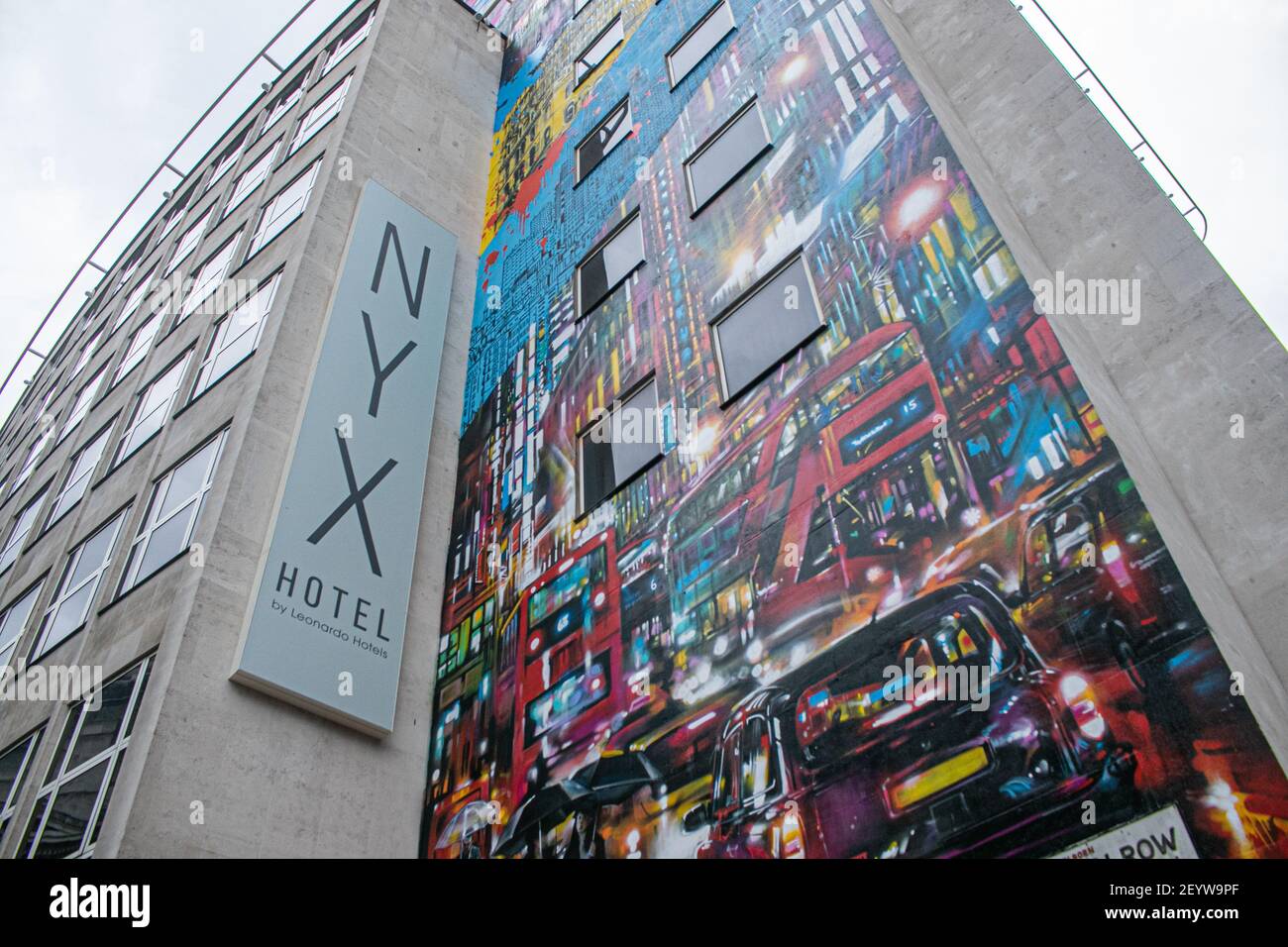 LONDRA, Regno Unito 6 marzo 2021. Un grande murale colorato dell'artista di strada Dan Kitchener adorna la facciata dell'hotel NYX Leonardo a Londra Credit amer Ghazzal/Alamy Live News Foto Stock