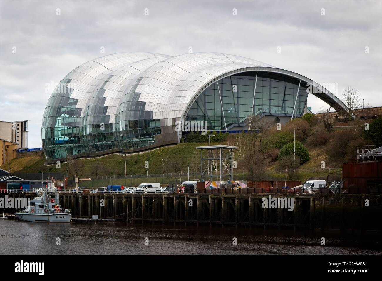 L'architettura moderna del Sage Gateshead si affaccia verso Newcastle sul lato sud del fiume Tyne nel nord-est dell'Inghilterra. Foto Stock