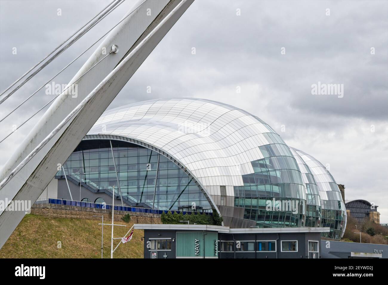 L'architettura moderna del Sage Gateshead si affaccia verso Newcastle sul lato sud del fiume Tyne nel nord-est dell'Inghilterra. Foto Stock