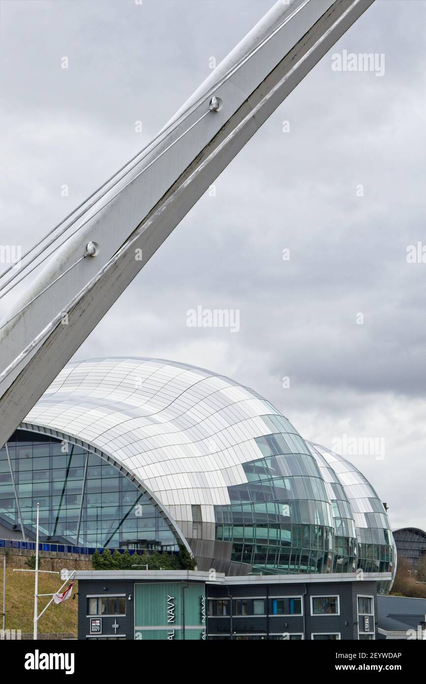 L'architettura moderna del Sage Gateshead si affaccia verso Newcastle sul lato sud del fiume Tyne nel nord-est dell'Inghilterra. Foto Stock