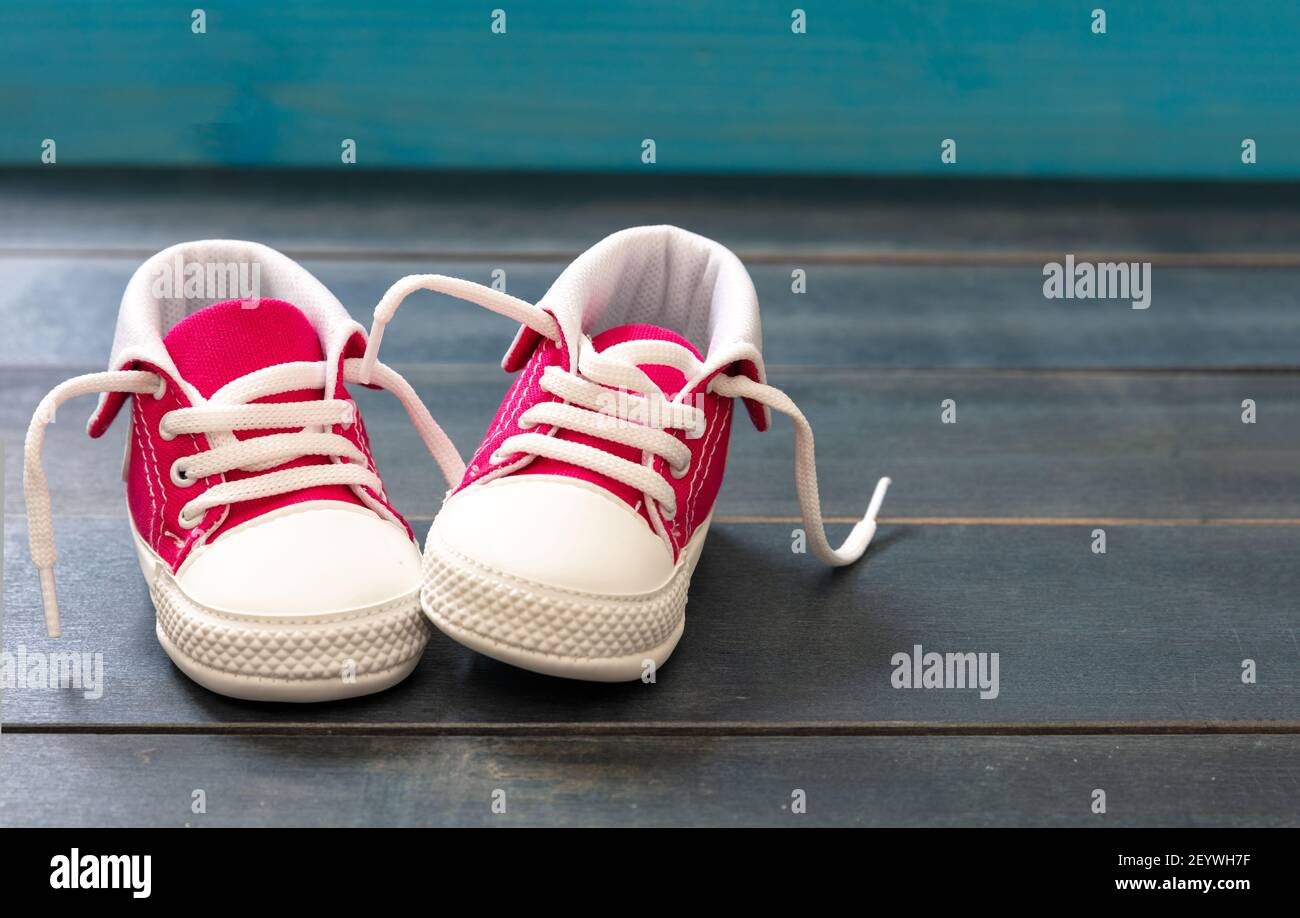 Scarpe da ginnastica rosa immagini e fotografie stock ad alta risoluzione -  Alamy