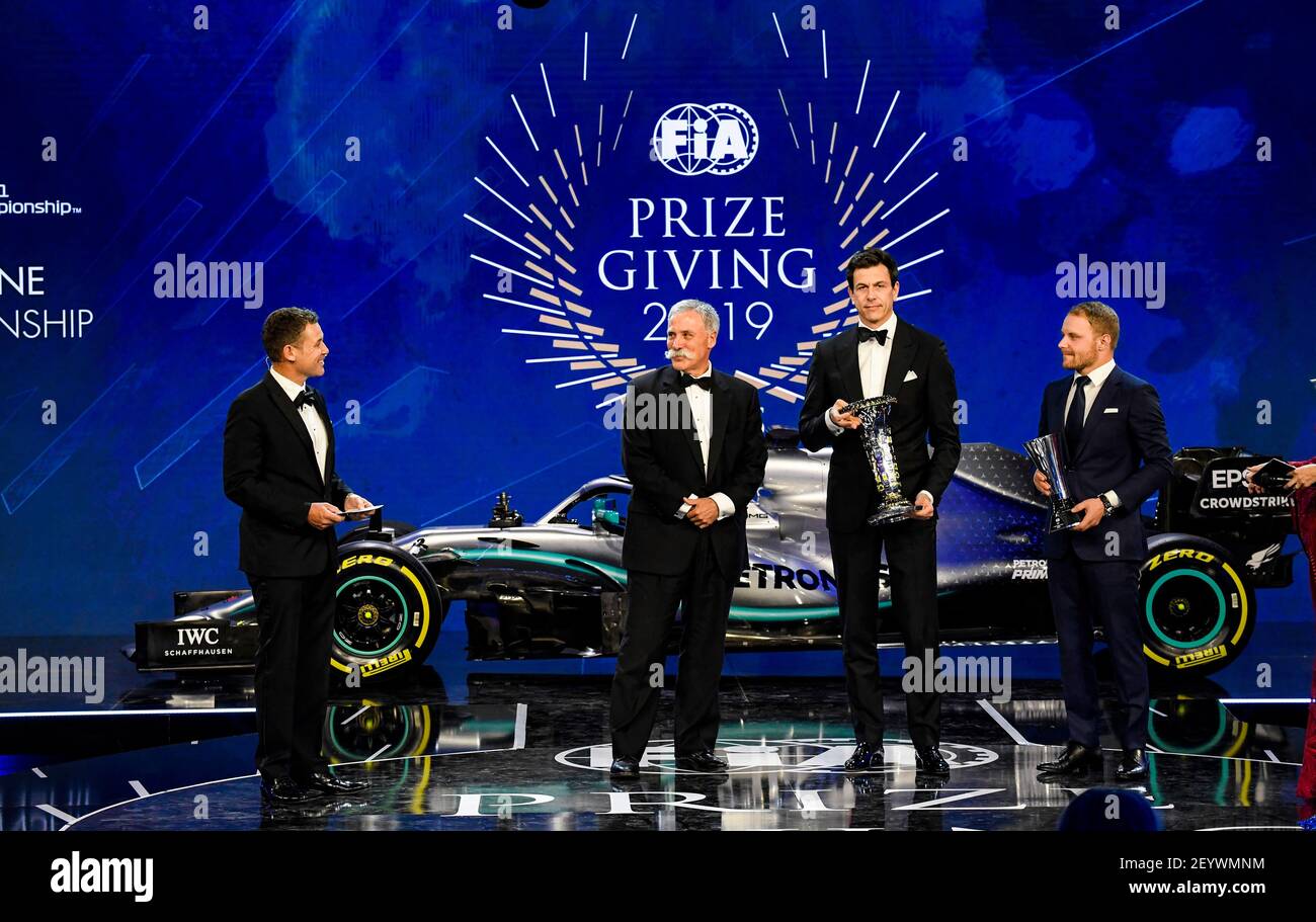 Toto Wolff con Valtteri Bottas e Chase Carey, ritratto durante la consegna del Premio FIA al Carrousel du Louvre, Parigi 8 dicembre 2019 - Foto Eric Vargiolu / DPPI Foto Stock