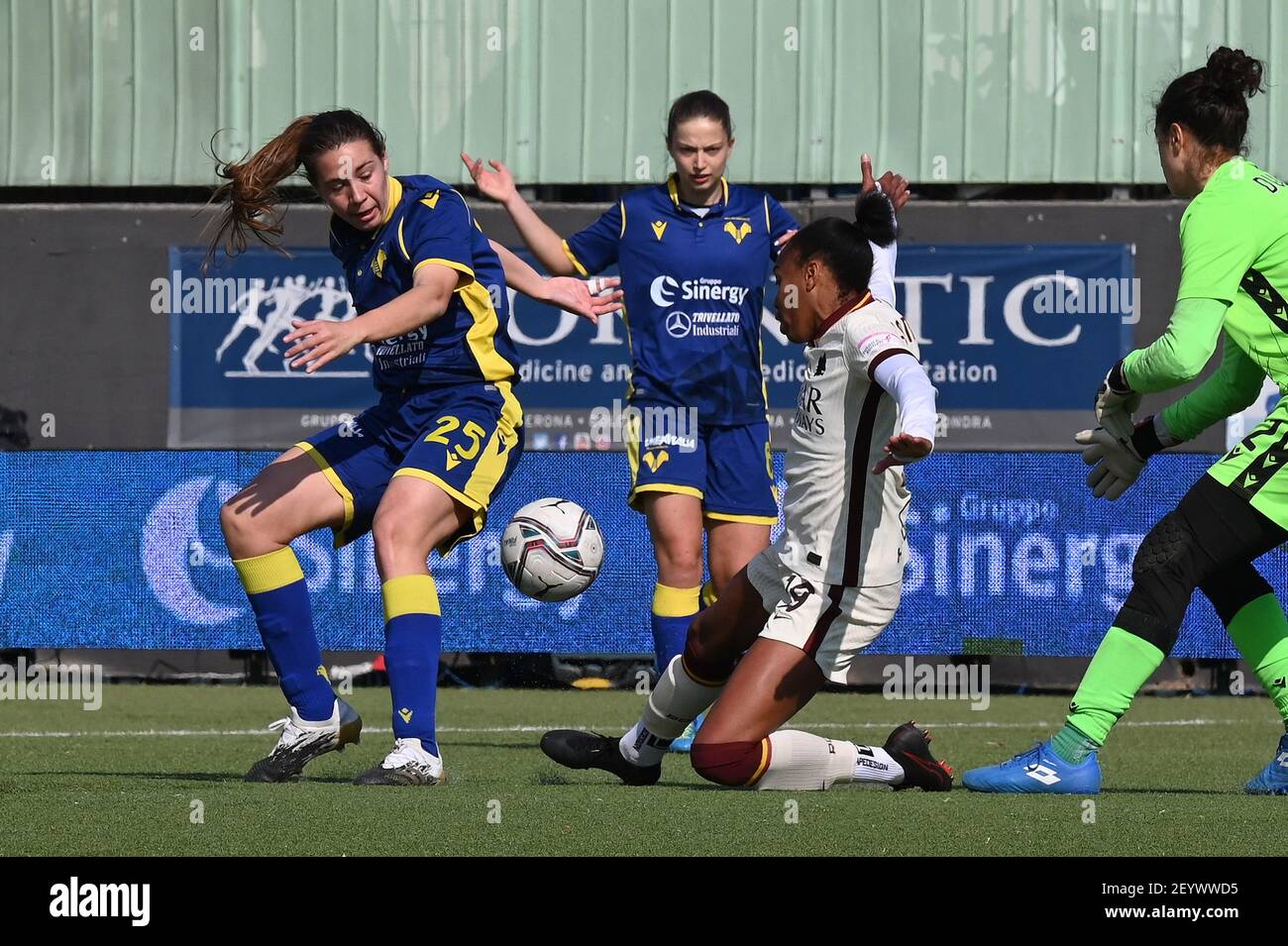Sinergy Stadium, Verona, Italia, 06 Mar 2021, Lindsay Thomas (Roma) e Caterina Ambrosi (Verona) durante Hellas Verona Donne vs COME Roma, Calcio italiano Serie A Donna - Foto Alessio Tarpini / LM Foto Stock