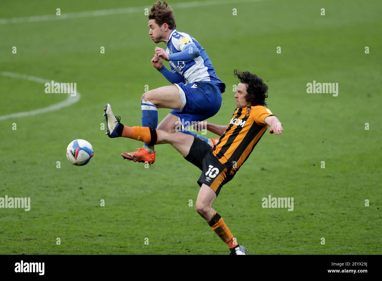 Hull City's George Honeyman e Bristol Rover Sam Nicholson sfida durante lo Sky Bet League uno partita al KCOM Stadium, Kingston upon Hull. Data immagine: Sabato 6 marzo 2021. Foto Stock