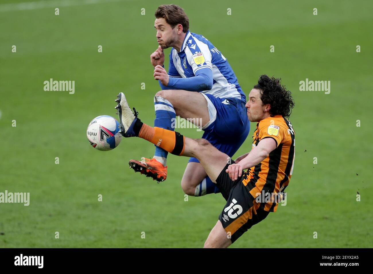 Hull City's George Honeyman an Bristol Rover Sam Nicholson sfida durante la partita Sky Bet League One al KCOM Stadium, Kingston upon Hull. Data immagine: Sabato 6 marzo 2021. Foto Stock