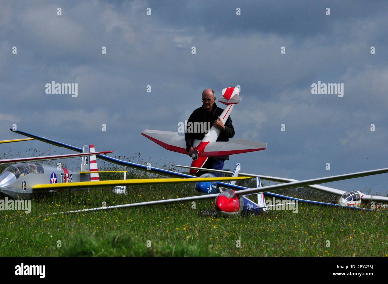 Una selezione di velisti radiocomandati, con uno in preparazione, attende il suo volo da White Sheet Hill nel Wiltshire. Foto Stock