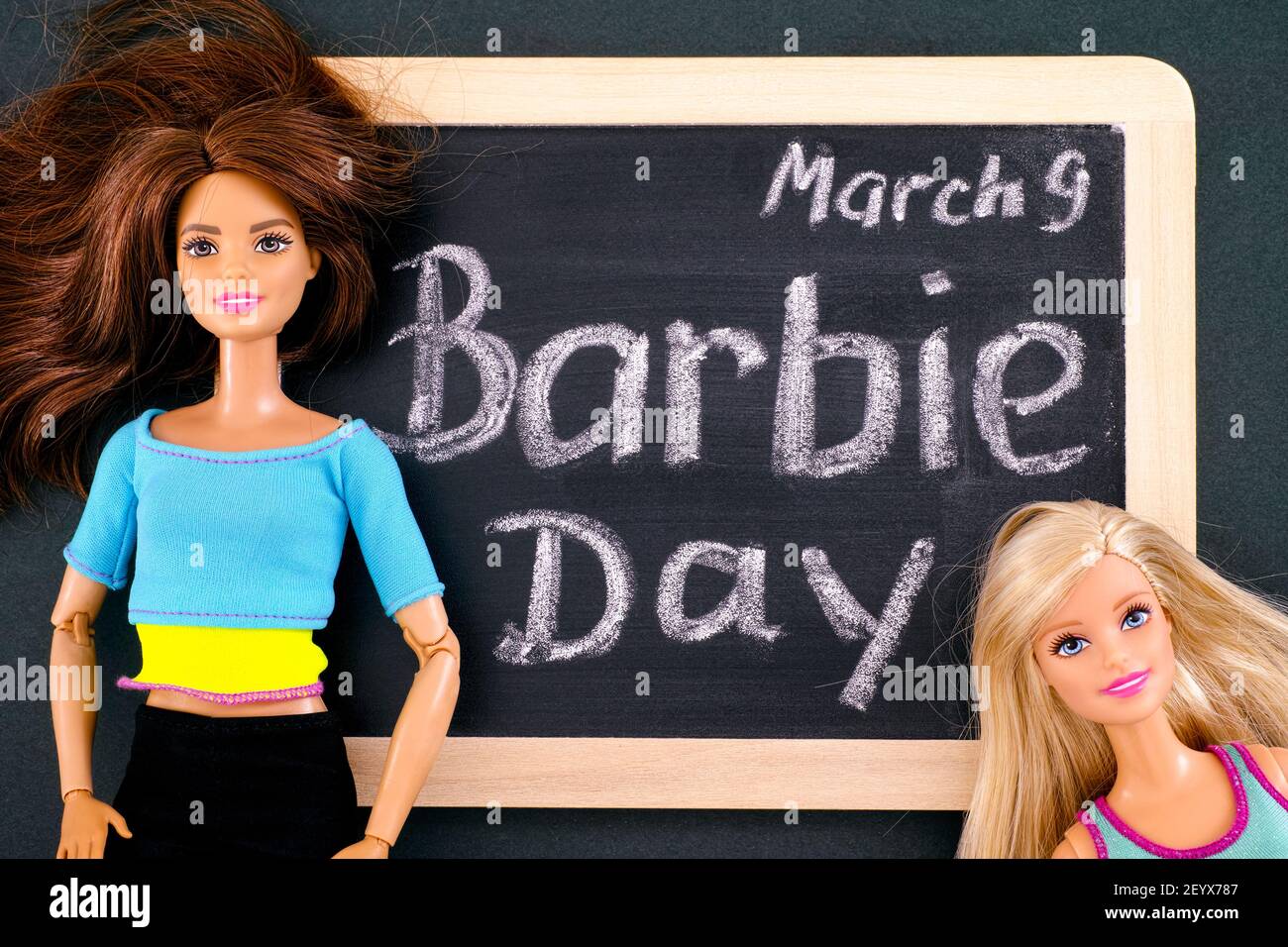 Tambov, Federazione Russa - 24 febbraio 2020 due bambole Barbie e lavagna  con parole Barbie Day 9 marzo. Scatto in studio Foto stock - Alamy