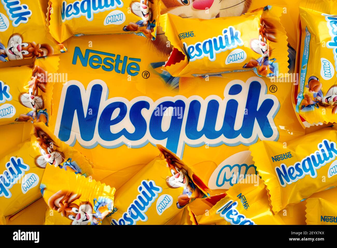 Tambov, Federazione Russa - 30 Gennaio 2021 caramelle Nesquik di Nestle sul pacchetto marchio Nesquik Foto Stock
