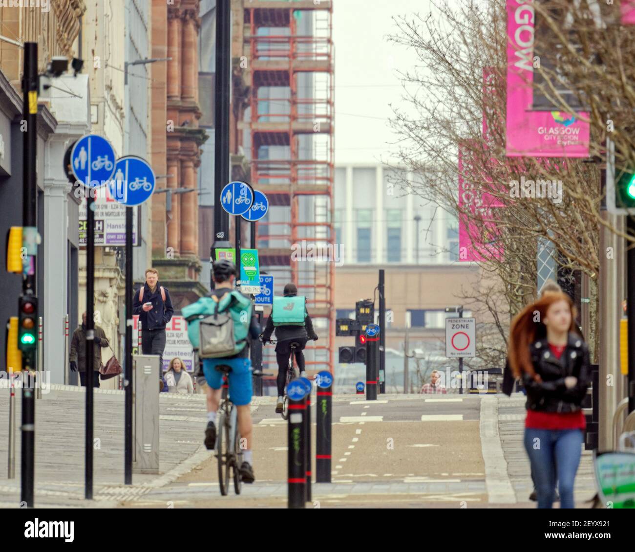 Glasgow, Scozia, Regno Unito.6 marzo 2021, Lockdown Sabato ha visto crescente distopia come un centro città vuoto è diventato un paradiso per graffiti e vandalismo con più persone a piedi da soli che mai Sauchiehall Street era occupato con persone a piedi attraverso con pochi negozi che visita è in gran parte inutile tranne per i generi alimentari sempre più pieni di studenti che lavorano con stenti come deliveroo piloti che hanno un tempo miserabile nonostante la promessa all'inizio.. Credit Gerard Ferry/Alamy Live News Foto Stock