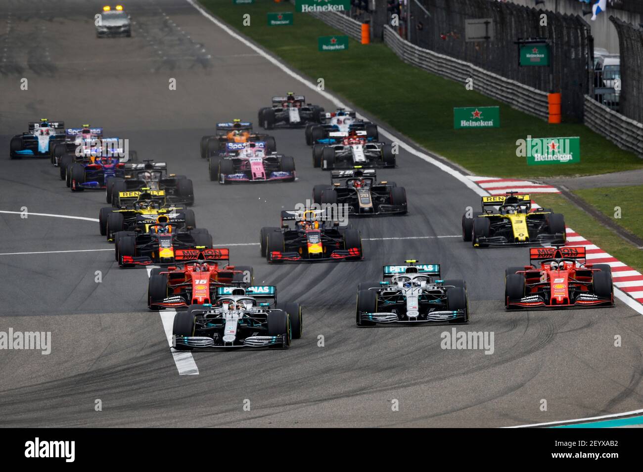 Inizio della gara. HAMILTON Lewis (gbr), Mercedes AMG F1 GP W10 Hybrid EQ Power+, BOTTAS Valtteri (fin), Mercedes AMG F1 GP W10 Hybrid EQ Power+, VETTEL Sebastian (ger), Scuderia Ferrari SF90, azione durante il campionato mondiale di Formula 1 FIA 2019, Gran Premio di Cina, A Shanghai dal 11 al 14 aprile - Foto Florent Gooden / DPPI Foto Stock