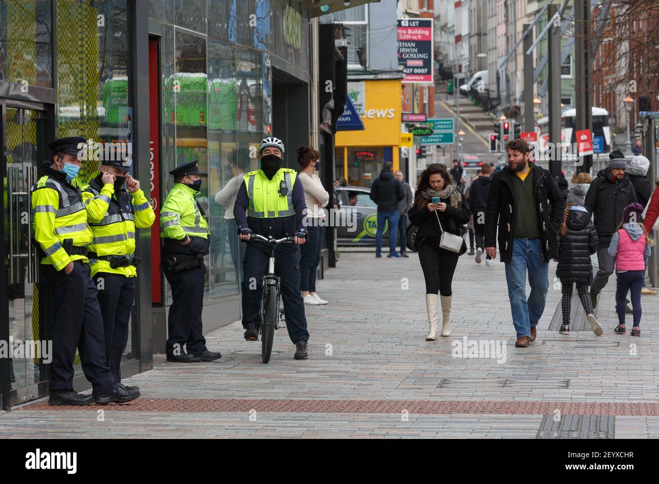 Cork, Irlanda, 6 marzo 2021 la protesta del Rally per la verità va avanti nonostante le richieste di Gardai di rimanere a Home, Cork, Irlanda. Una grande presenza sul garda è stata vista in tutta la città e a protesta di oggi. La folla di manifestanti è scesa oggi per le strade di Cork City nonostante le richieste di membri del governo, del giardai e del pubblico affinché rimangano a casa per evitare la diffusione di Covid-19. Credit: Damian Coleman/Alamy Live News Foto Stock