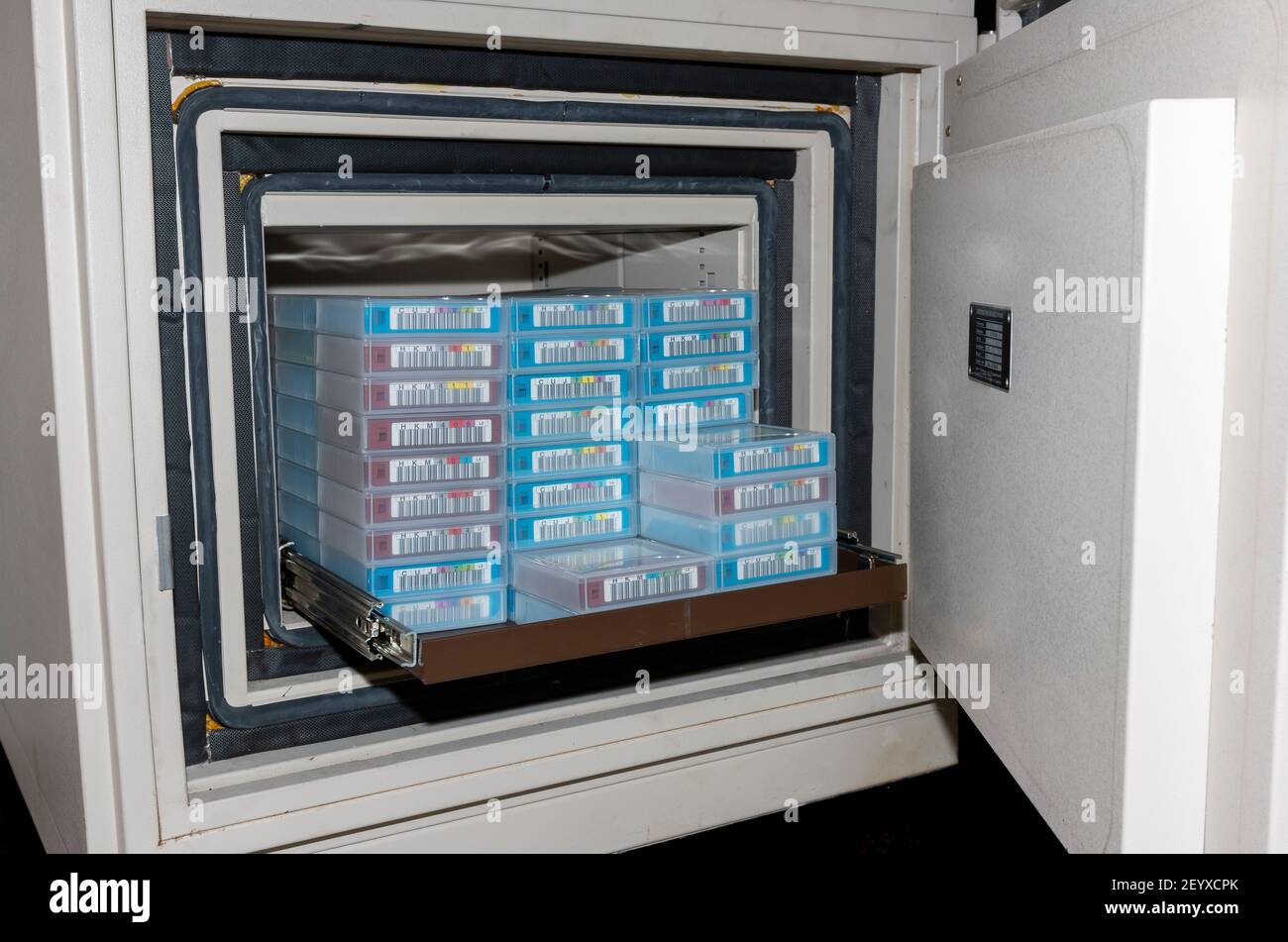 Marbach, Germania-Marzo 06.2021:i nastri di backup dei dati sono protetti in una cassaforte Foto Stock