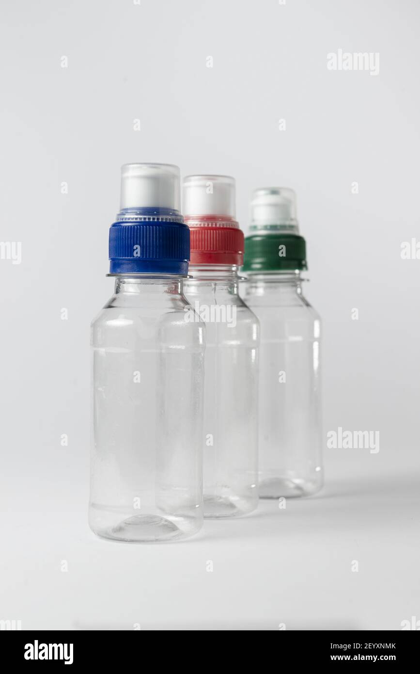 Un primo piano di bottiglie di plastica vuote oisolate su un bianco sfondo Foto Stock