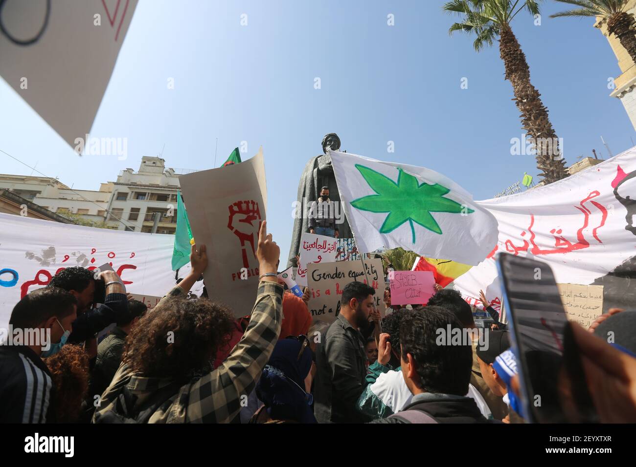 Tunisia. 06 marzo 2021. I manifestanti durante la marcia hanno fatto sorgere slogan il 6 marzo 2021 a Tunisi, Tunisia. I partiti e le associazioni per i diritti umani hanno chiesto una marcia in via Habib Bourguiba per liberare gli arrestati nei movimenti di protesta, cambiare la legge 52, cambiare il sistema di governo e sostenere le richieste dei piccoli agricoltori. (Fotografia di Mohamed KRIT/Sipa USA) Credit: Sipa USA/Alamy Live News Foto Stock