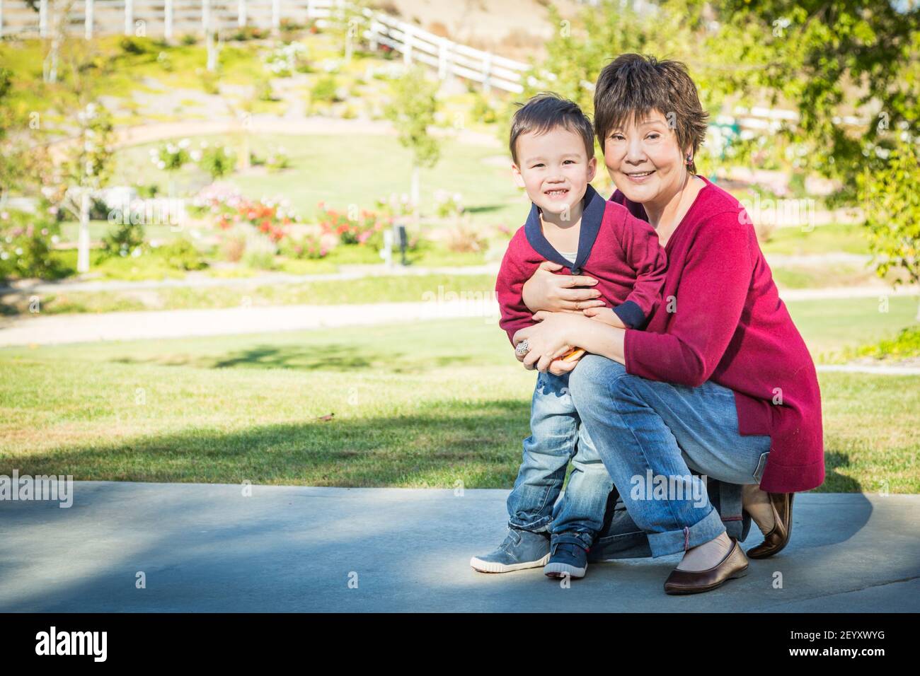 Buona nonna cinese divertirsi con la sua razza mista Grandson fuori. Foto Stock