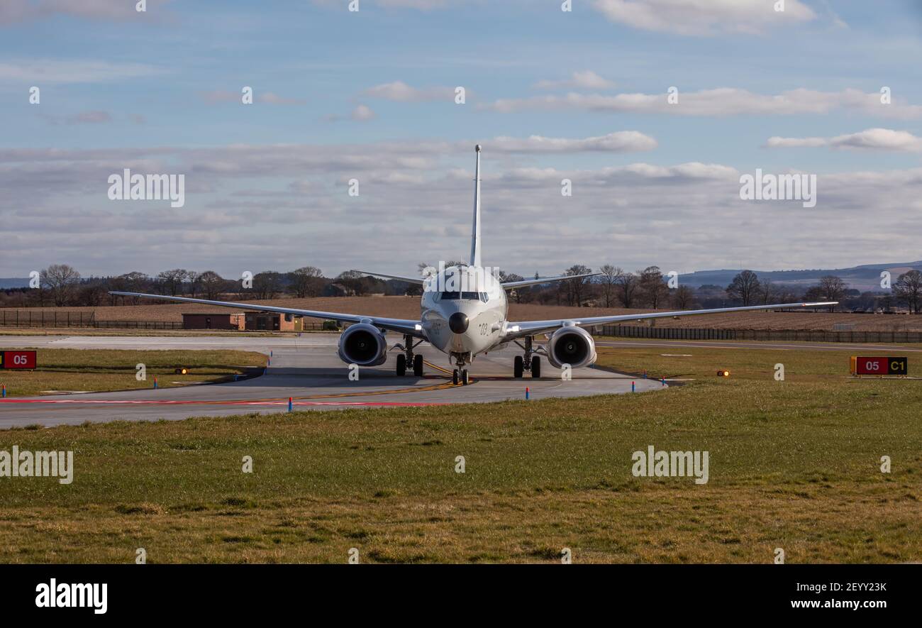 RAF Poseidon aeromobili di pattuglia marittima che tassano alla base aerea di Lossiemouth In Scozia Foto Stock