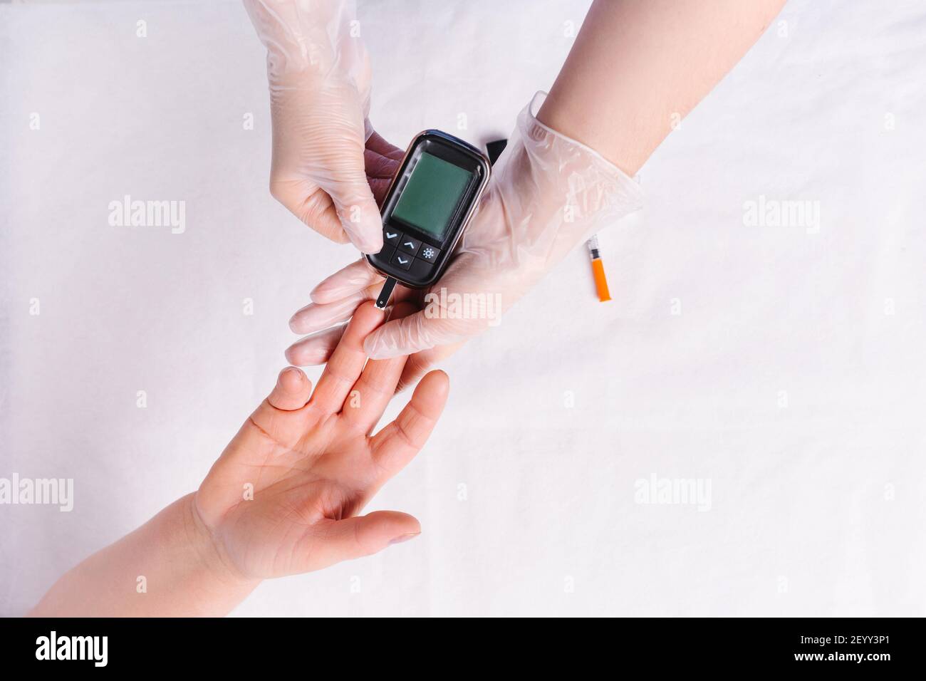 Diagnosi medica - diabete. Diabete mellito di tipo 2 e concetto di produzione di insulina. Medico che si prende cura del paziente. Glucometro nel sangue, pillole Foto Stock