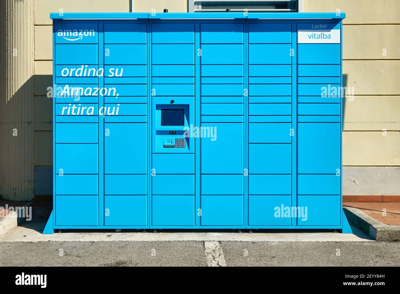 Cornedo Vicentino. Vicenza / Italia - 02-28-2021: Blue Amazon Locker  Delivery Store punto di consegna self-service da ritirare e restituire.  (Traduzione Foto stock - Alamy