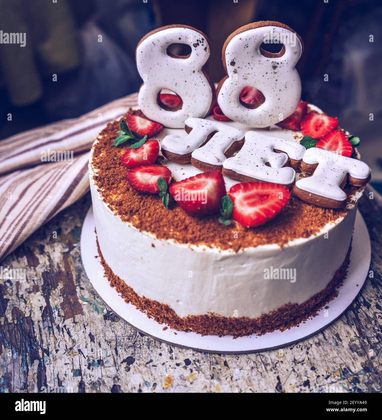 torta di compleanno fatta in casa con 88 anni scritto in russo su e fragole  fresche Foto stock - Alamy