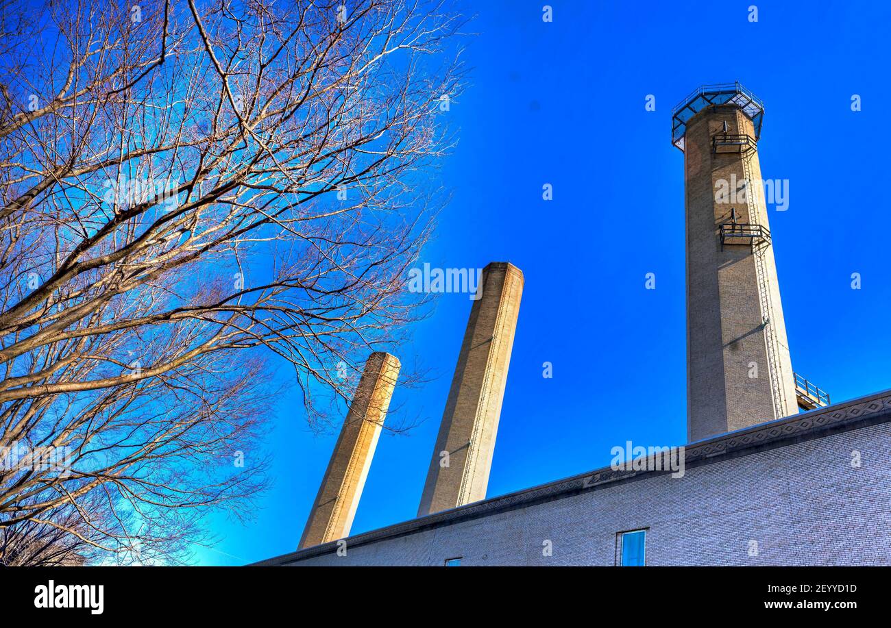 Tre alti livelli in luminoso sole del mattino su un disusato centrale elettrica Foto Stock