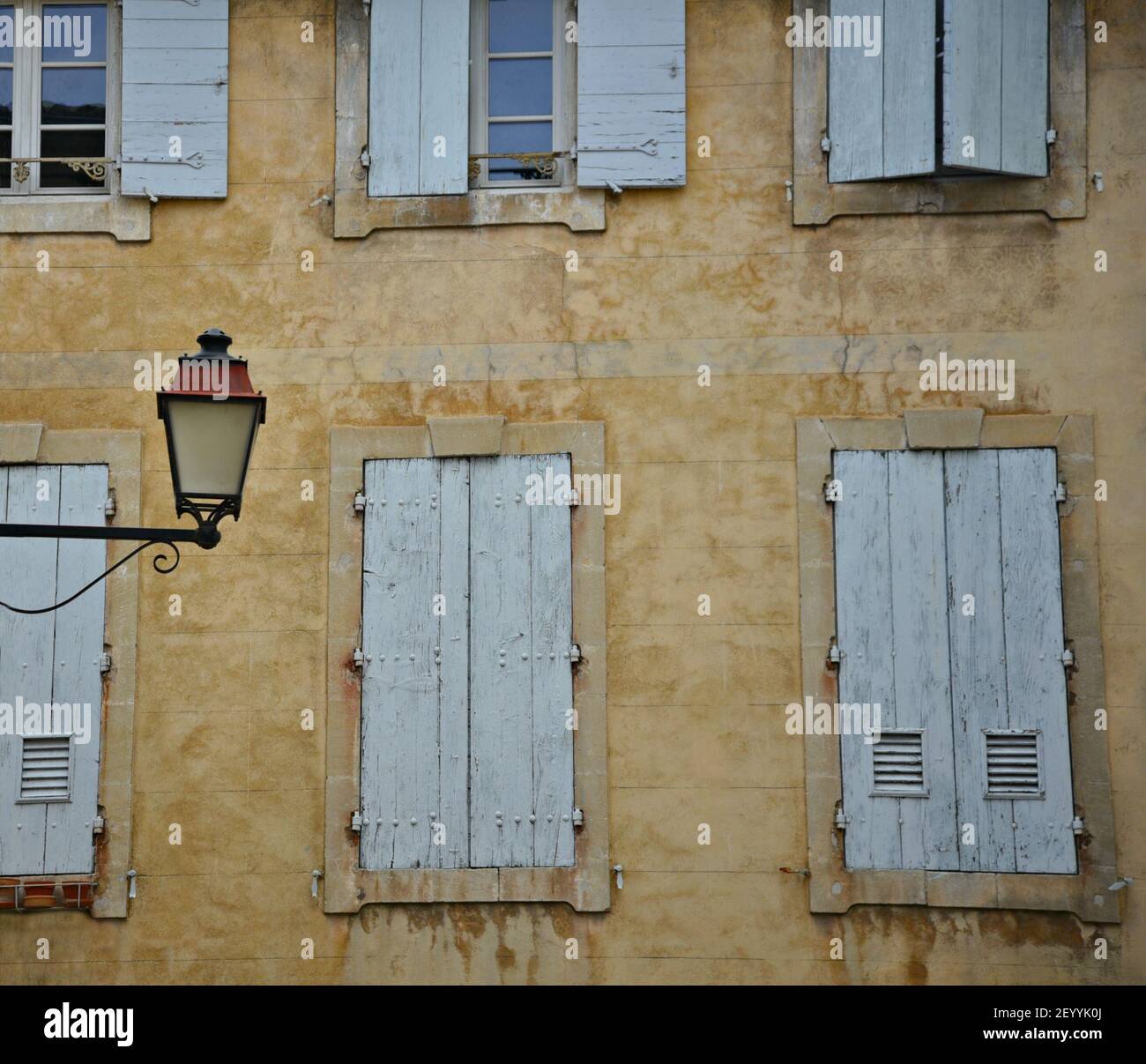 Facciata antica in stile Provençal nel centro storico di Saint-Rémy-de-Provence, Bocche del Rhône Provenza-Alpi-Côte Costa Azzurra, Francia. Foto Stock