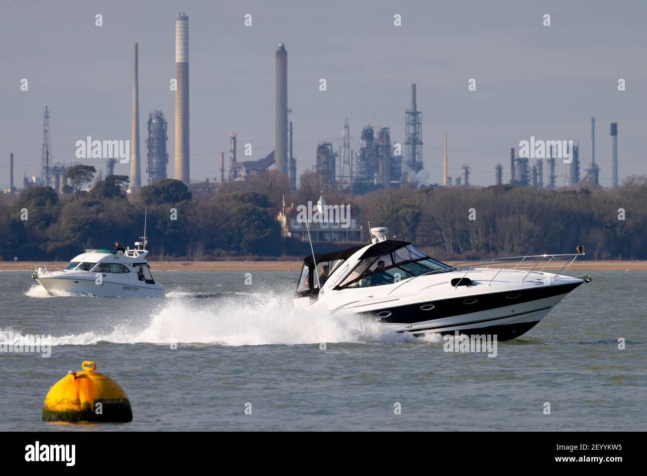 Costoso,power,boat,boating,Fawley.Oil.Refinery,The Solent,Cowes,Isle of Wight,England,UK, Foto Stock