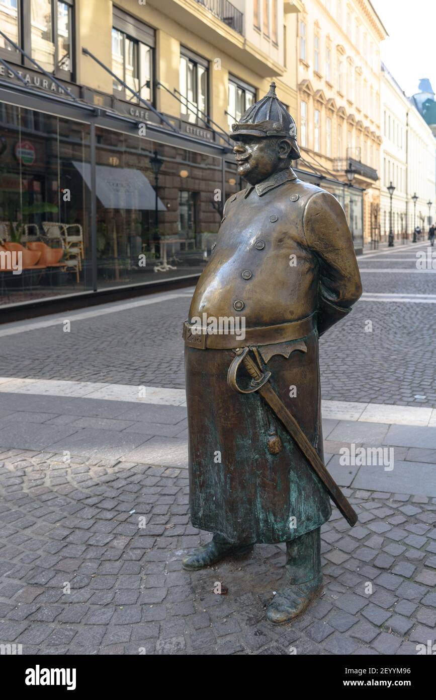 La statua del poliziotto grasso a Budapest Foto Stock