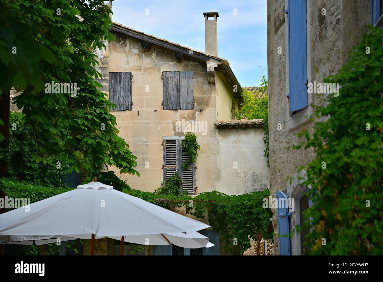 Antica casa in stile Provençal nel centro storico di Saint-Rémy-de-Provence, Bocche del Rhône Provenza-Alpi-Côte Costa Azzurra, Francia. Foto Stock