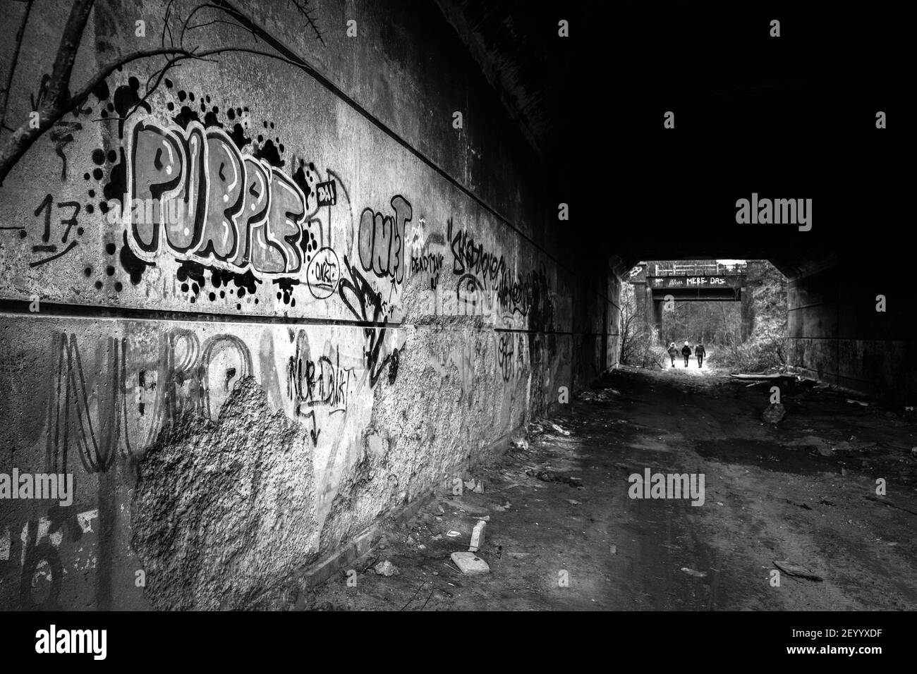 Muro graffiti e volate ribaltando all'interno di un tunnel di strada abbandonato. Foto Stock