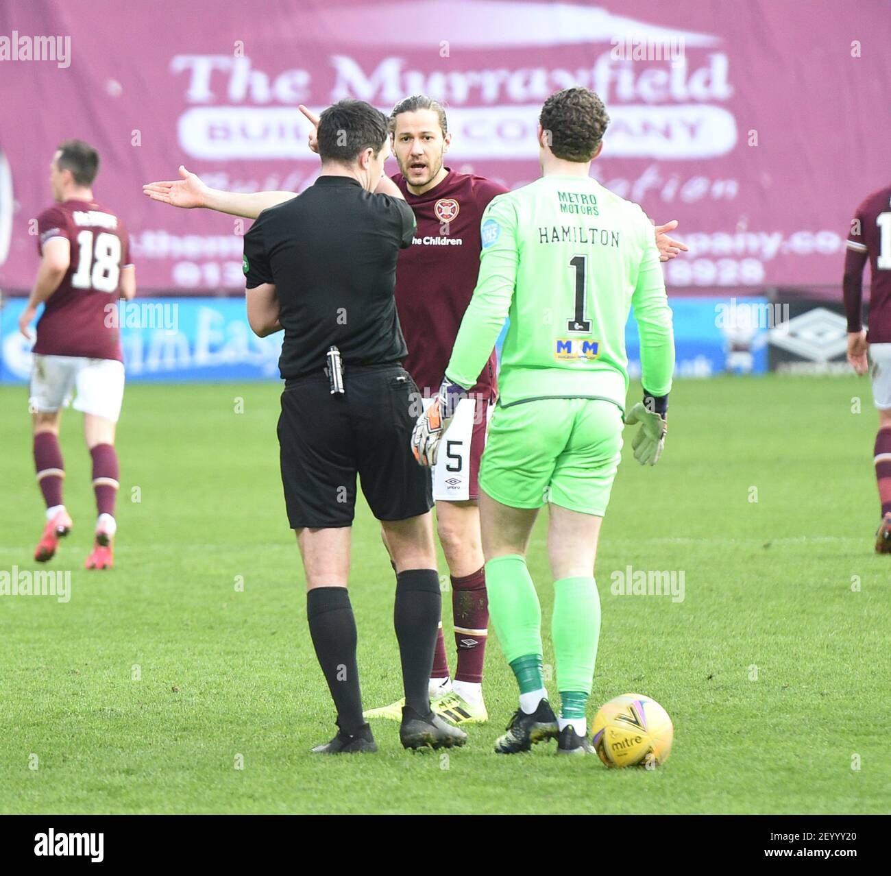 Tynecastle Park, Edimburgo, Scozia. Regno Unito 6 marzo-21. Scottish Championship Match .hearts vs Dundee . Foto mostra Referee Don Robertson carta rossa per cuori Peter Haring Credit: eric mcowat/Alamy Live News Foto Stock