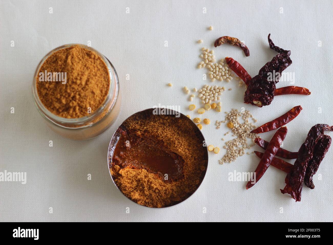 Idli podi o milagai podi è un condimento vegano secco servito con idlis o dosa. Fondamentalmente, idli milagai podi è una polvere secca fatta con lenticchie e ch rosso Foto Stock