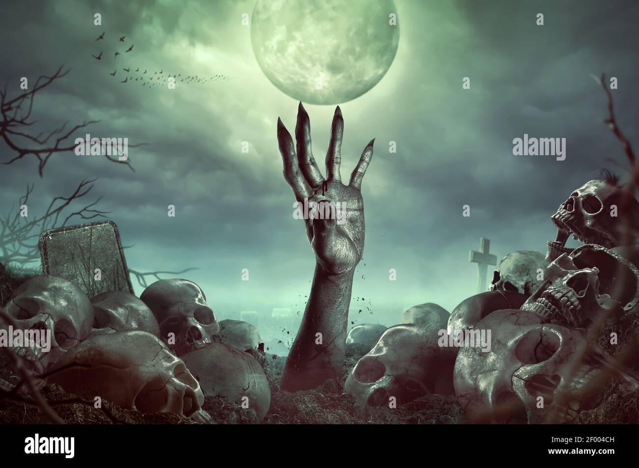 Mano zombie che si alza nella notte scura di Halloween. Foto Stock