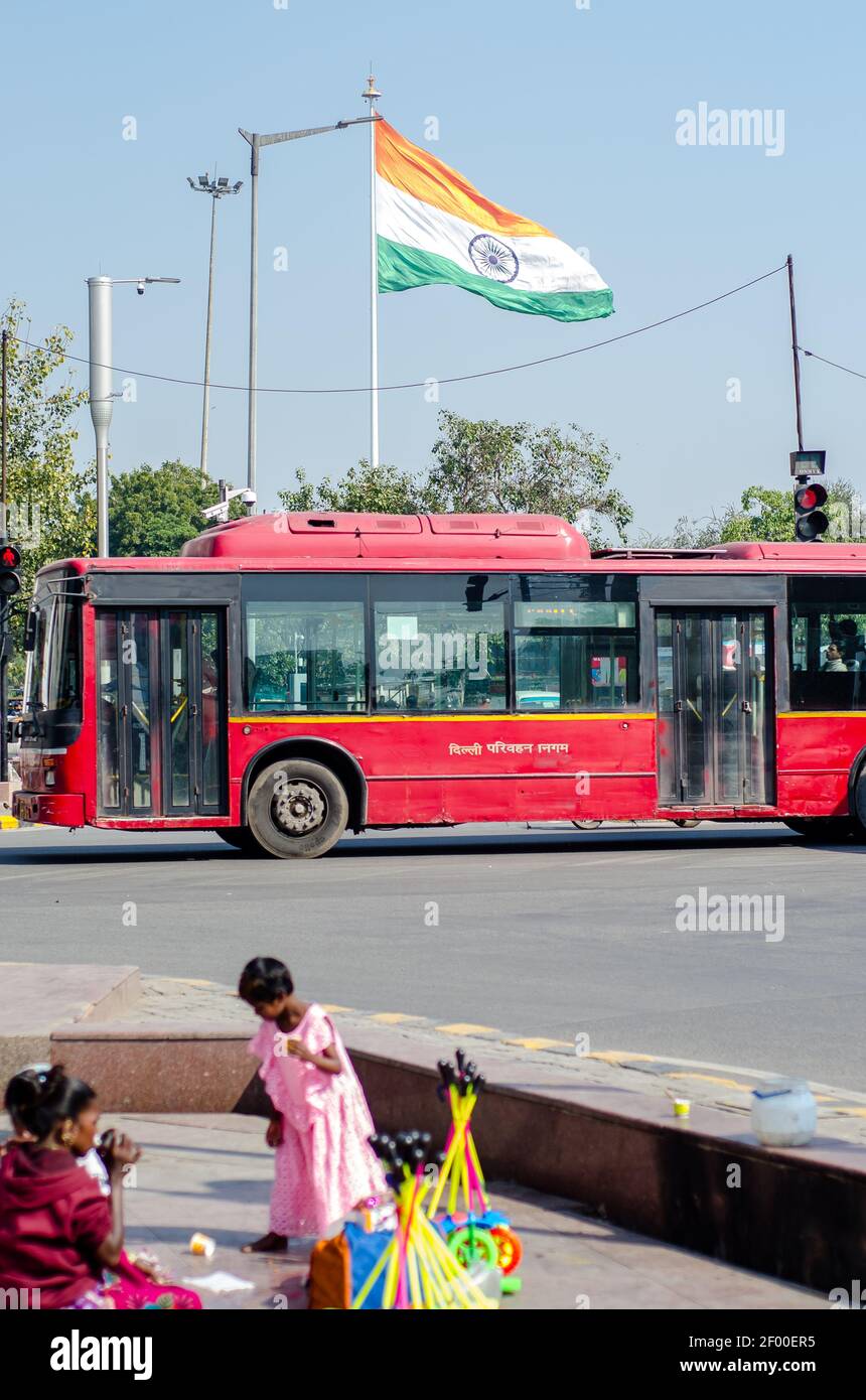 Un grande autobus rosso sulla strada Foto Stock