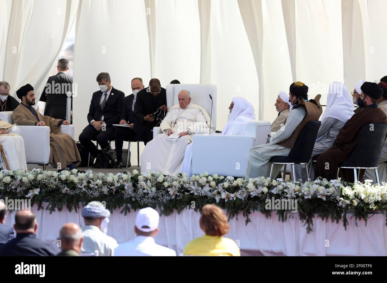 Nassiriya, Iraq. 06 marzo 2021. Papa Francesco, centro, partecipa ad un incontro interreligioso alle rovine di Ur, una delle più antiche civiltà del mondo e tradizionalmente ritenuta il luogo di nascita di Abramo, vicino a Nassiriya, Iraq, sabato 6 marzo, 2021. Foto di Murtaja Lateef/ Credit: UPI/Alamy Live News Foto Stock