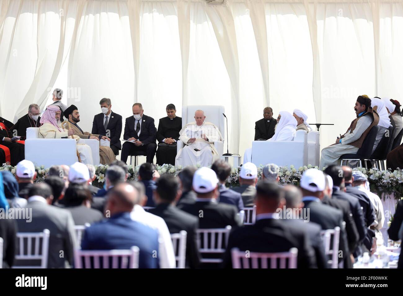 Nassiriya, Iraq. 06 marzo 2021. Papa Francesco, centro, partecipa ad un incontro interreligioso alle rovine di Ur, una delle più antiche civiltà del mondo e tradizionalmente ritenuta il luogo di nascita di Abramo, vicino a Nassiriya, Iraq, sabato 6 marzo, 2021. Foto di Murtaja Lateef/ Credit: UPI/Alamy Live News Foto Stock