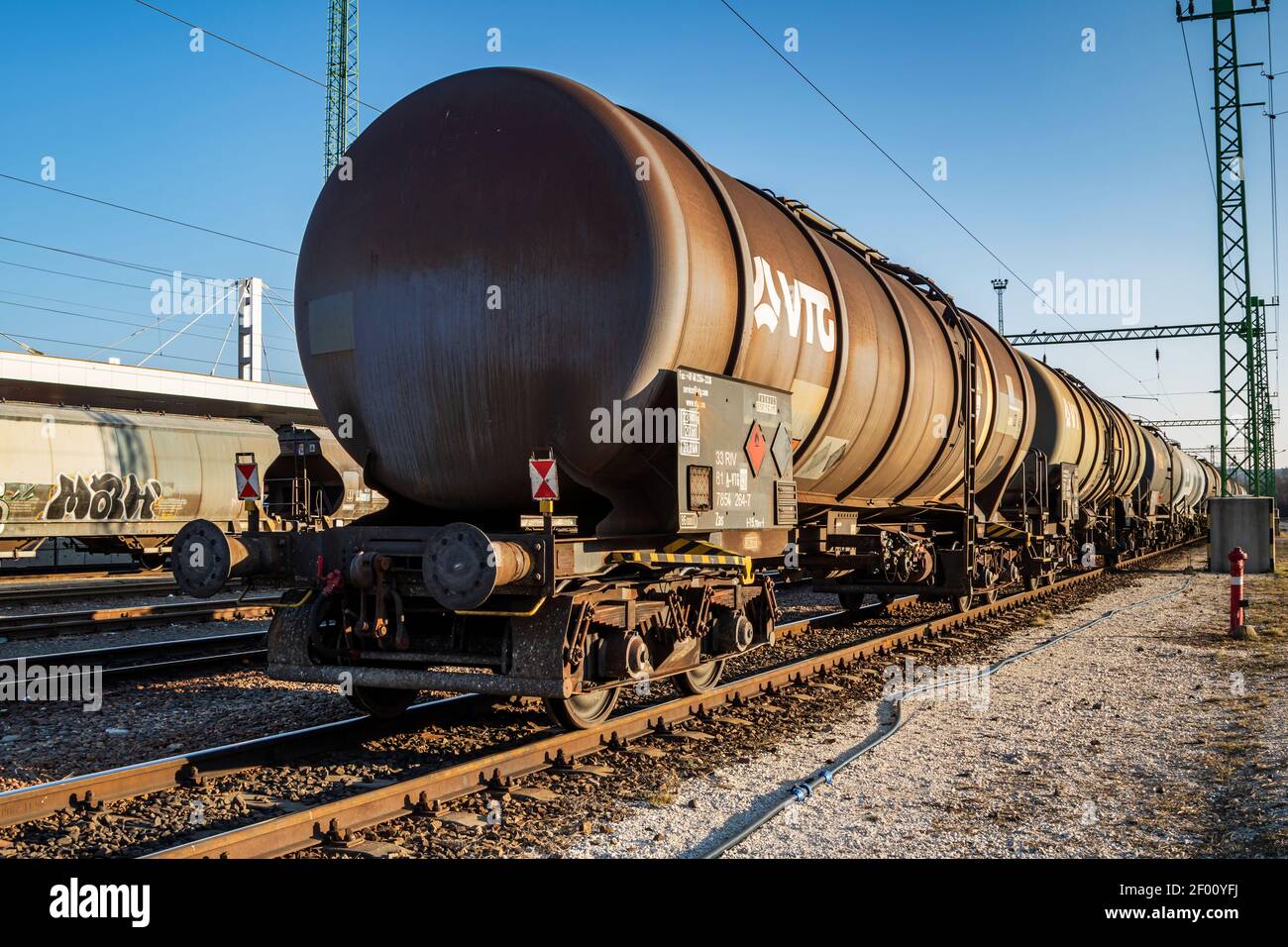 Trasporto ferroviario internazionale. Vagone per il trasporto merci alla stazione ferroviaria di Kelenfold. Trasporto dell'olio. Foto Stock