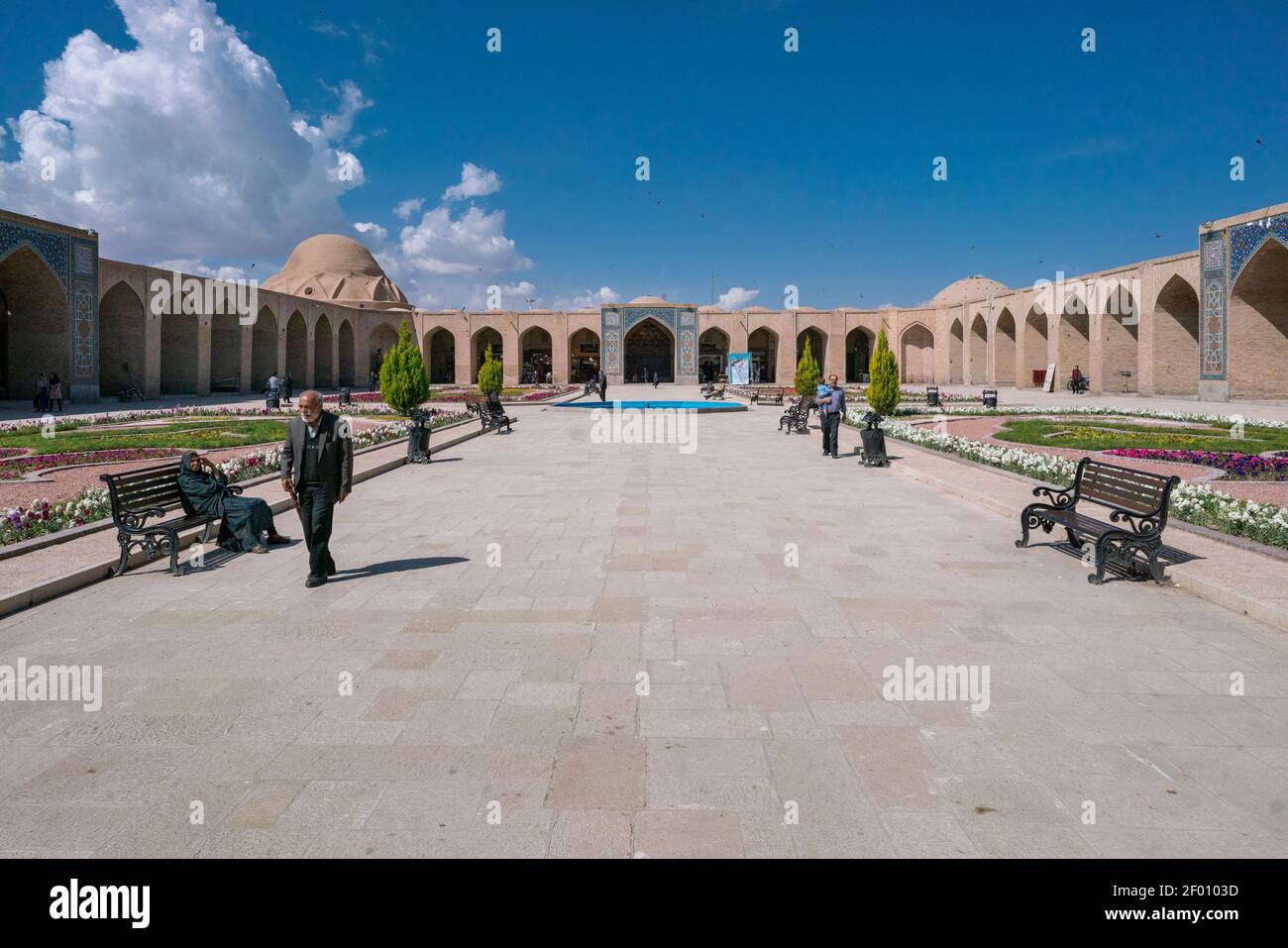 Kerman, Iran - 19.04.2019: Persone che camminano e si siedono nella piazza e bazar crocevia nella città di Kerman. Architettura urbana orientale Foto Stock