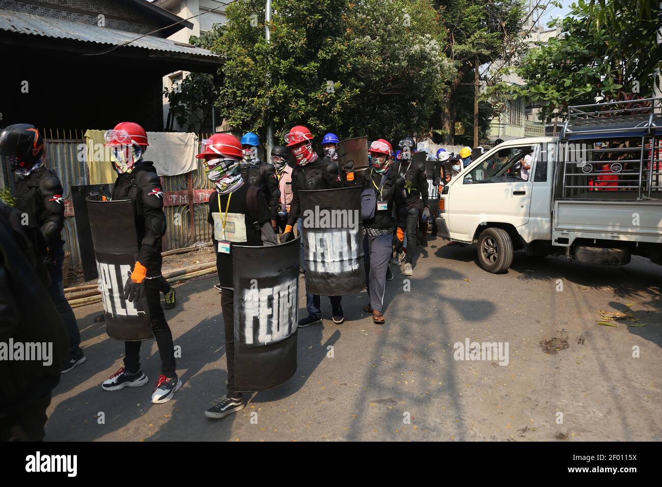 Mandalay, Myanmar. 6 marzo 2021. Il funerale di un uomo di 26 anni che è stato ucciso e ucciso dalle forze di sicurezza del Myanmar il 5 marzo 2021 mentre stava andando fuori per mangiare il pranzo durante il lavoro si è tenuto oggi (6 marzo 2021). È un padre di un bambino di 5 anni e di una moglie incinta di 5 mesi. La gente è scese in piazza per protestare contro il colpo di Stato militare durante i procedimenti funerari. Credit: Notizie dal vivo di Mmaggioranza del mondo CIC/Alamy Foto Stock