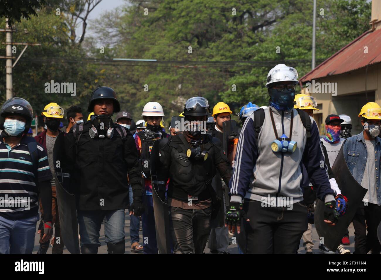 Mandalay, Myanmar. 6 marzo 2021. Il funerale di un uomo di 26 anni che è stato ucciso e ucciso dalle forze di sicurezza del Myanmar il 5 marzo 2021 mentre stava andando fuori per mangiare il pranzo durante il lavoro si è tenuto oggi (6 marzo 2021). È un padre di un bambino di 5 anni e di una moglie incinta di 5 mesi. La gente è scese in piazza per protestare contro il colpo di Stato militare durante i procedimenti funerari. Credit: Notizie dal vivo di Mmaggioranza del mondo CIC/Alamy Foto Stock