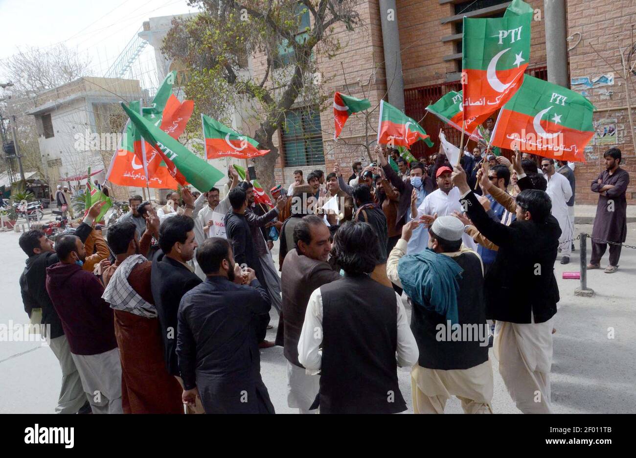 I leader e gli attivisti di Tehreek-e-INSAF (PTI) stanno celebrando una manifestazione dopo che il primo ministro Imran Khan ha ottenuto un voto di fiducia nell'Assemblea nazionale, tenutasi al club stampa di Quetta sabato 06 marzo 2021. Foto Stock