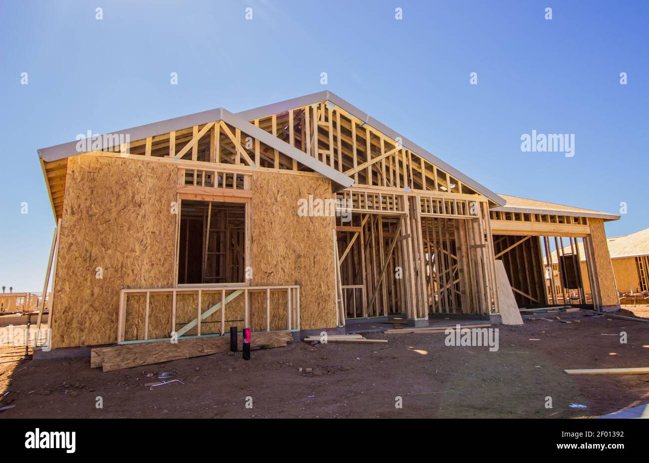 Nuova casa in costruzione durante la cornice e il legno compensato Foto Stock