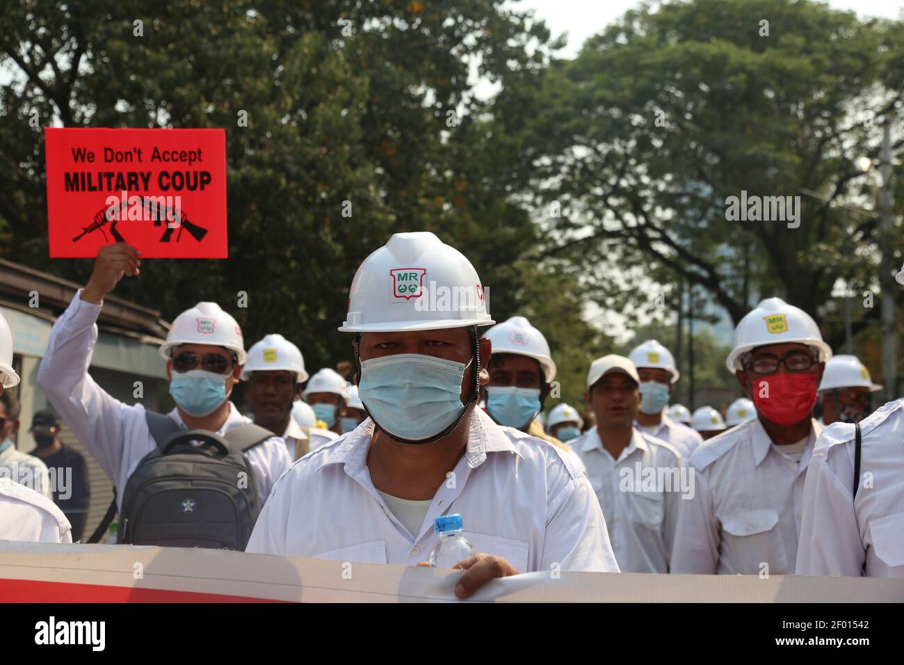 Mandalay, Myanmar. 6 marzo 2021. Il funerale di un uomo di 26 anni che è stato ucciso e ucciso dalle forze di sicurezza del Myanmar il 5 marzo 2021 mentre stava andando fuori per mangiare il pranzo durante il lavoro si è tenuto oggi (6 marzo 2021). È un padre di un bambino di 5 anni e di una moglie incinta di 5 mesi. La gente è scese in piazza per protestare contro il colpo di Stato militare durante i procedimenti funerari. Credit: Notizie dal vivo di Mmaggioranza del mondo CIC/Alamy Foto Stock