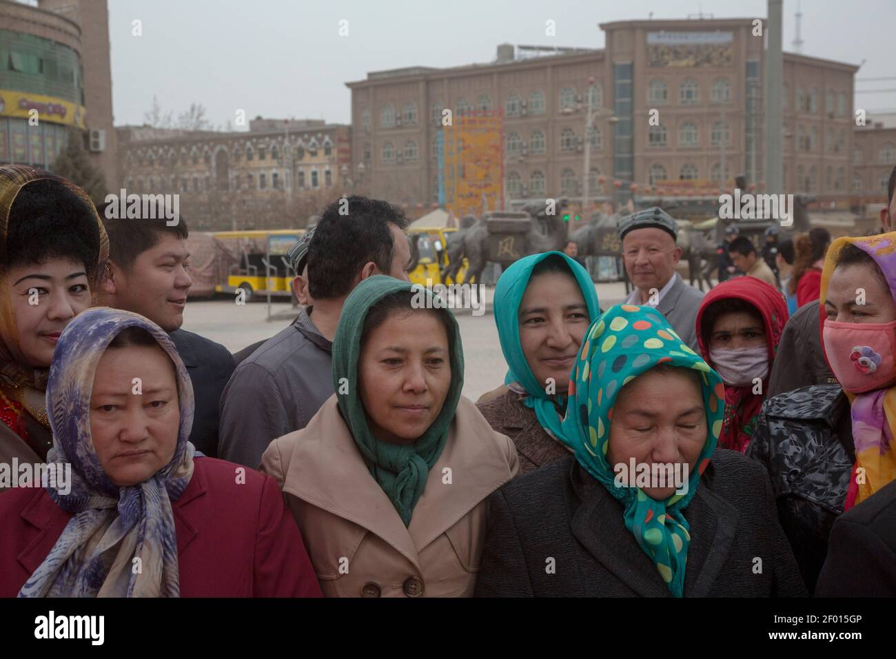 Kashgar, Cina. 19 marzo 2016 Uyghur gente nella piazza centrale della città vecchia di Kashgar, nella provincia di Xinjiang, in Cina Foto Stock