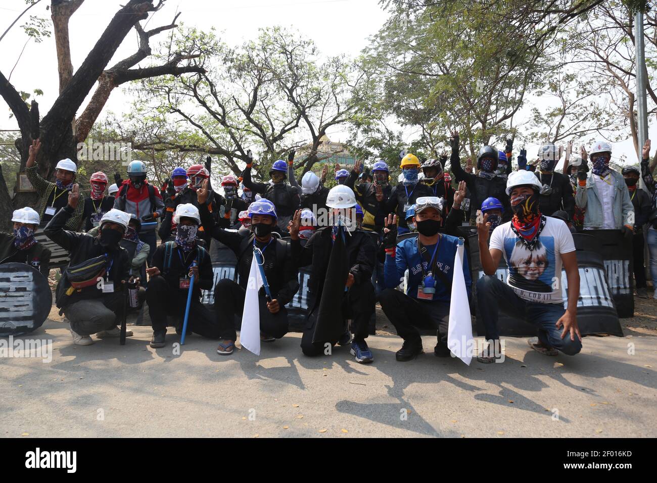 Mandalay, Myanmar. 6 marzo 2021. Il funerale di un uomo di 26 anni che è stato ucciso e ucciso dalle forze di sicurezza del Myanmar il 5 marzo 2021 mentre stava andando fuori per mangiare il pranzo durante il lavoro si è tenuto oggi (6 marzo 2021). È un padre di un bambino di 5 anni e di una moglie incinta di 5 mesi. La gente è scese in piazza per protestare contro il colpo di Stato militare durante i procedimenti funerari. Credit: Notizie dal vivo di Mmaggioranza del mondo CIC/Alamy Foto Stock