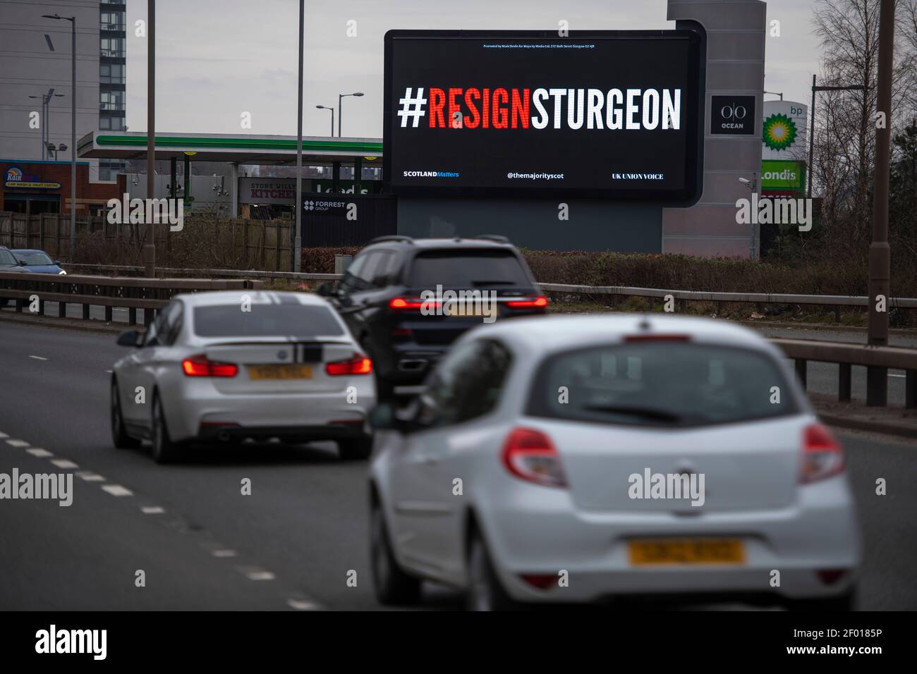 Glasgow, Scozia, Regno Unito. 6 marzo 2021. Nella foto: Un cartellone digitale di alta qualità con un messaggio luminoso che dice: "RESIGNSTURGEON". Il Majority​, con il sostegno di Scotland Matters, UK Union Voice e oltre 250 donatori che hanno contribuito ad una campagna di crowdfunding, lancia la campagna ​ ResignSturgeon​, la prima di una serie di campagne che hanno portato alle elezioni scozzesi del 6 maggio. Credit: Colin Fisher/Alamy Live News Foto Stock