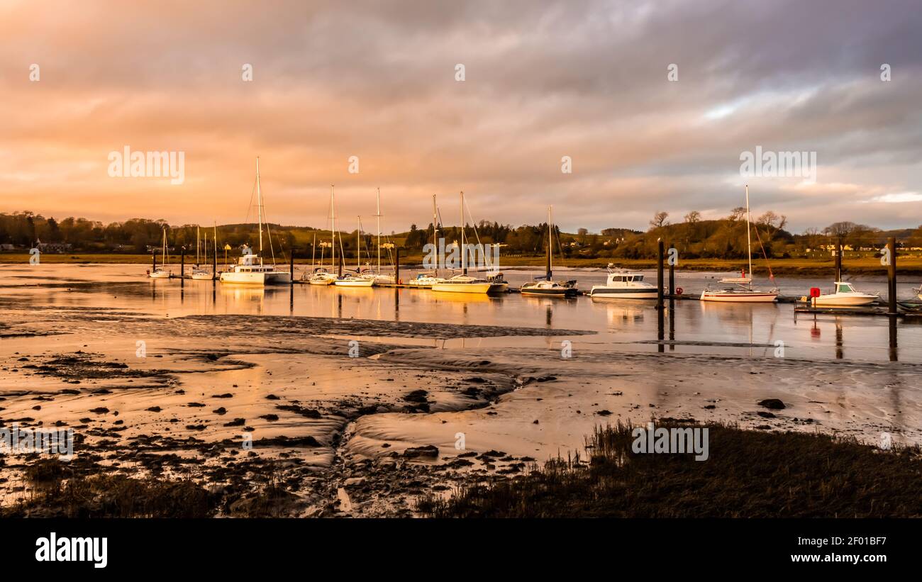 Barche e yacht ormeggiati a Kirkcudbright Marina, riflettendo sull'acqua al tramonto durante la bassa marea, Dumfries e Galloway, Scotlands Foto Stock